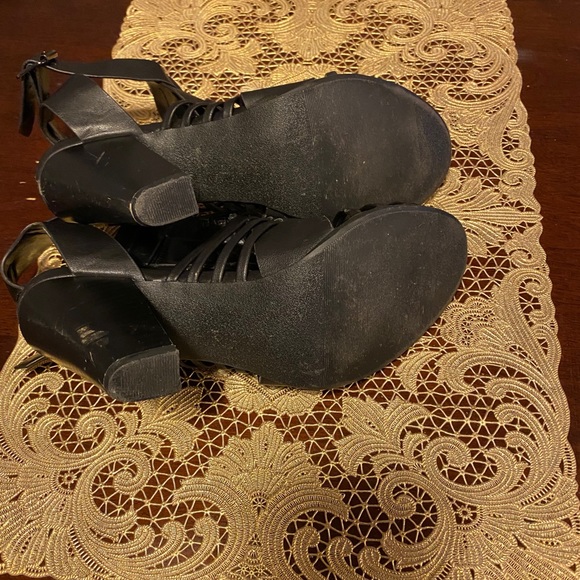 Black straps Detail Heels - Picture 4 of 5